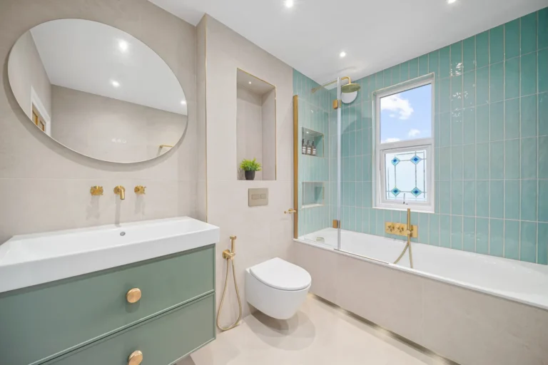 E11, Wanstead Family Bathroom
