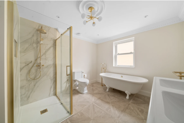 E11, Leytonstone Bathroom
